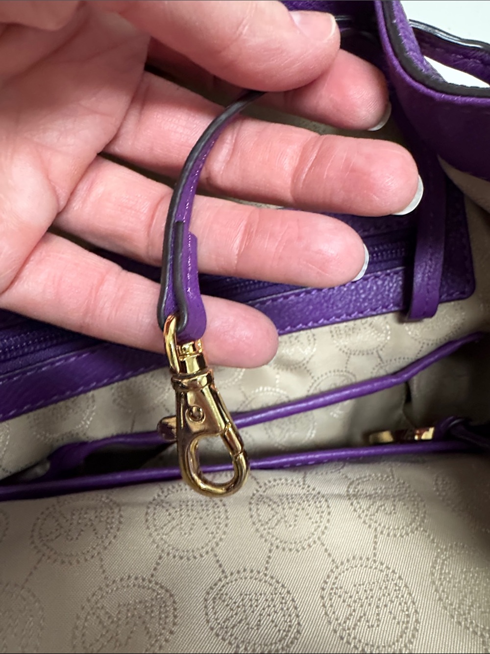 Michael Kors Jules drawstring crossbody bag - Picture 7 of 9